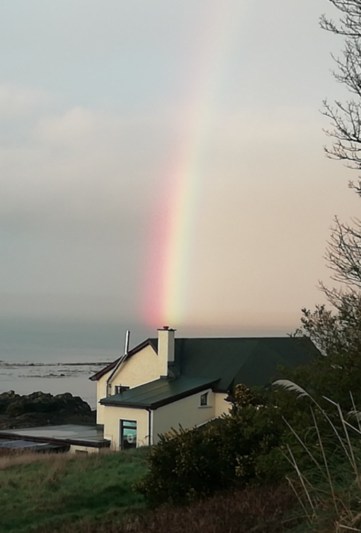 Camphill Community Glencraig beim FSJ in Großbritannien vor Meer und Regenbogen.