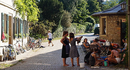 Zwei Mädchen stehen barfuß in einer kleinen Straße bei ihrem FSJ