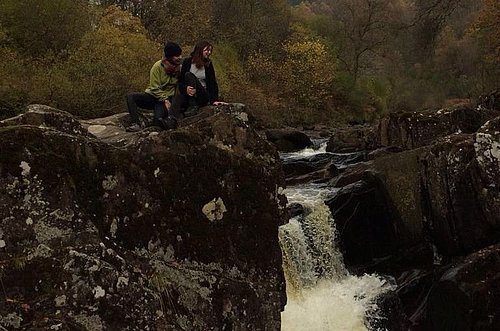 Jugendliche an einem Wasserfall im Wald beim FSJ in Rumänien