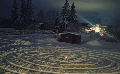 Hütte im Schnee unter Polarlichtern beim FSJ Estland