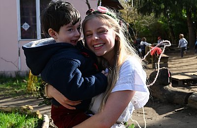 Freiwillige mit Kind auf dem Arm im FSJ Kindergarten