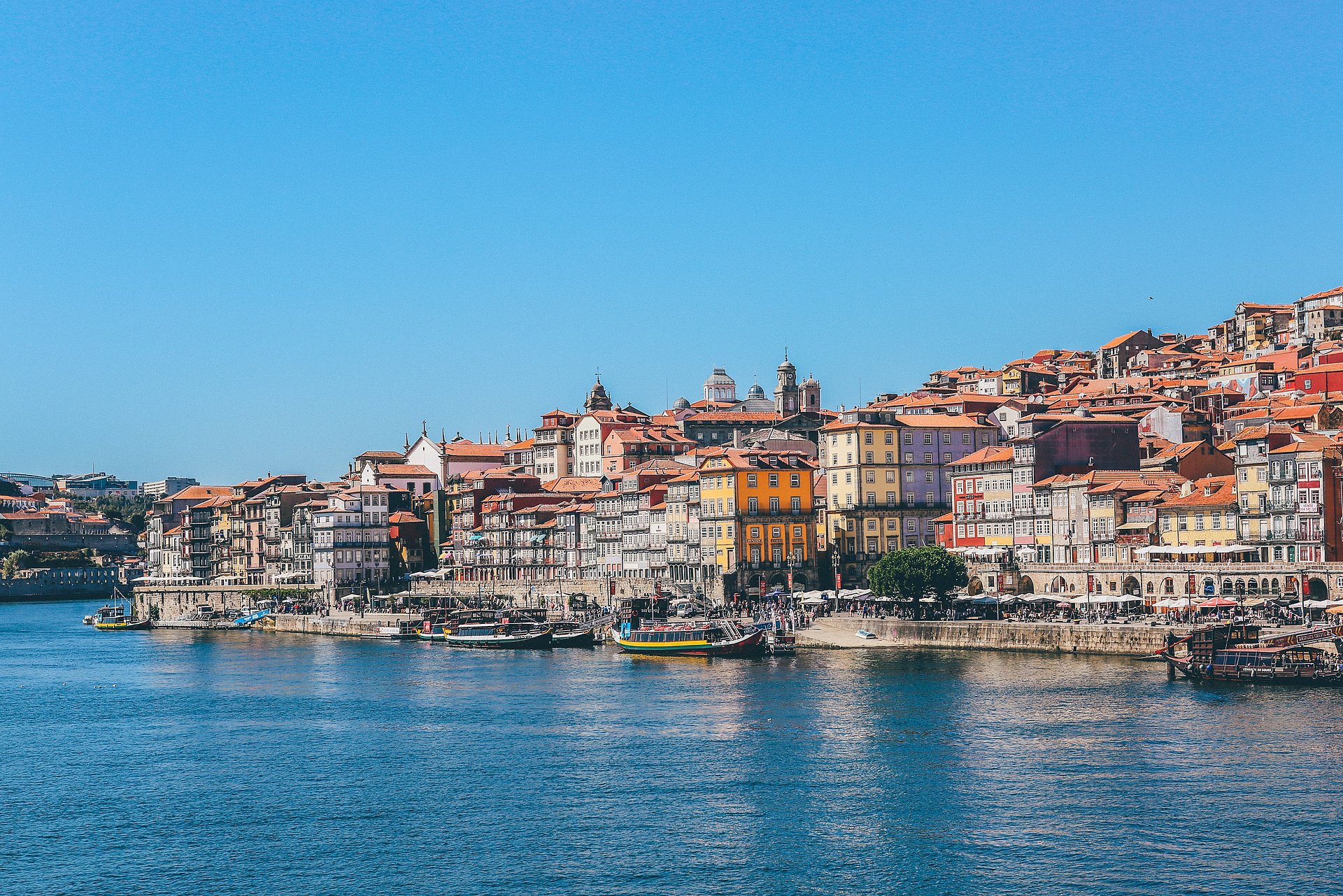 Hafen, Meer und bunte Häuser beim FSJ in Porto in Portugal