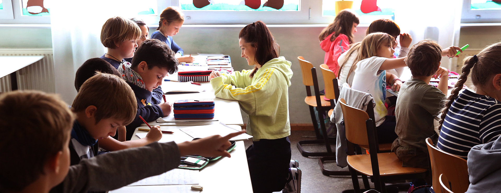 Freiwilliges Soziales Jahr FSJ Schule Lehrin kniet vor Schüler*innen