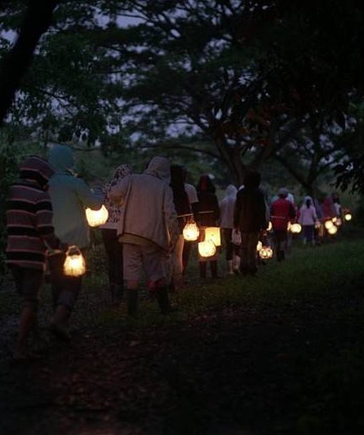 Kinder mit Laternen bei nächtlichem Spaziergang im FSJ Philippinen