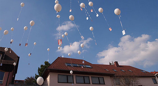 Luftballons über den Dächern des Rhaphaelhauses beim FSJ in Stuttgart
