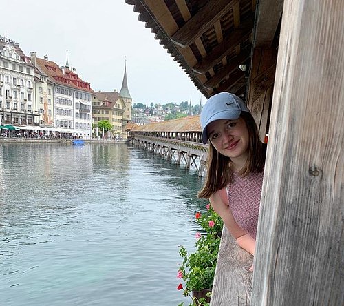 Freiwillige auf einer Brücke beim FSJ in der Schweiz