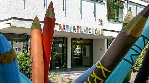 Riesen Stifte an einer Schule beim FSJ in Gelsenkirchen