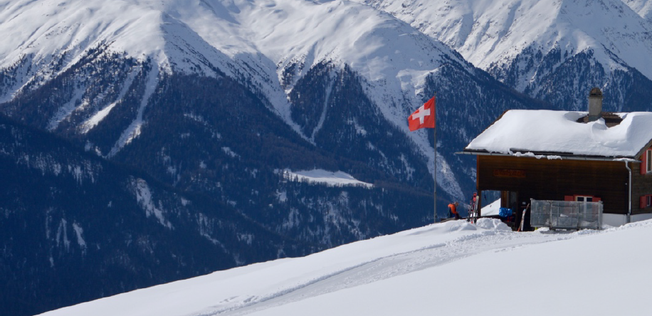 Hütte und Berge mit Schnee beim FSJ in der Schweiz