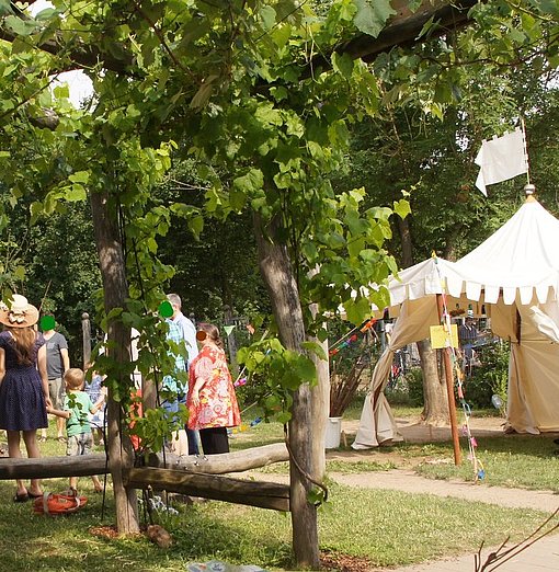 Tipi im Garten eines Kindergartens beim FSJ in Köln