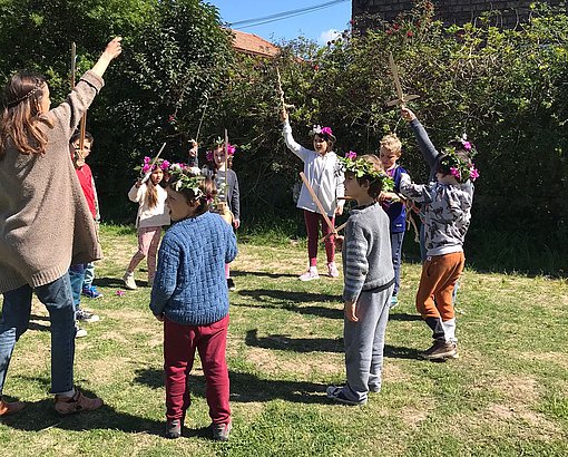 Kinder stehen in einem Kreis beim FSJ in Uruguay