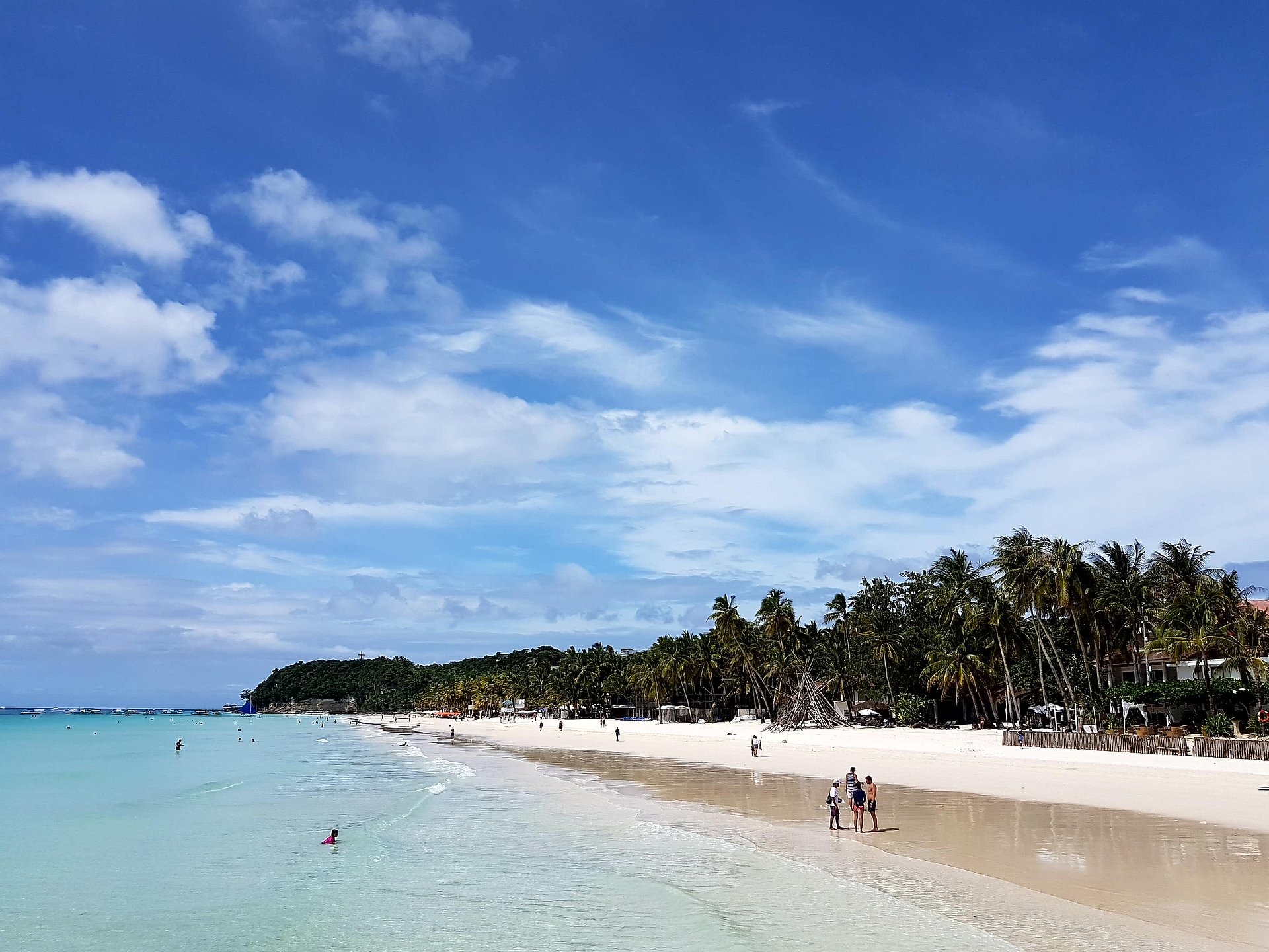 Weißer Strand mit Palmen beim FSJ auf den Philippinen.