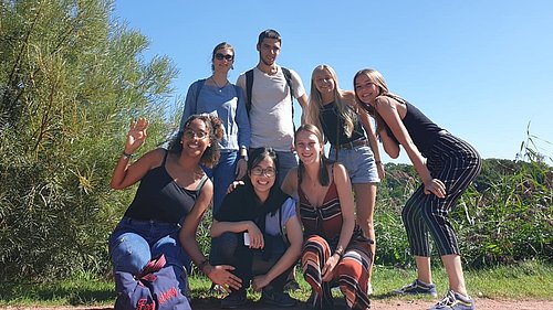 Gruppe von Jugendlichen bei ihrem FSJ