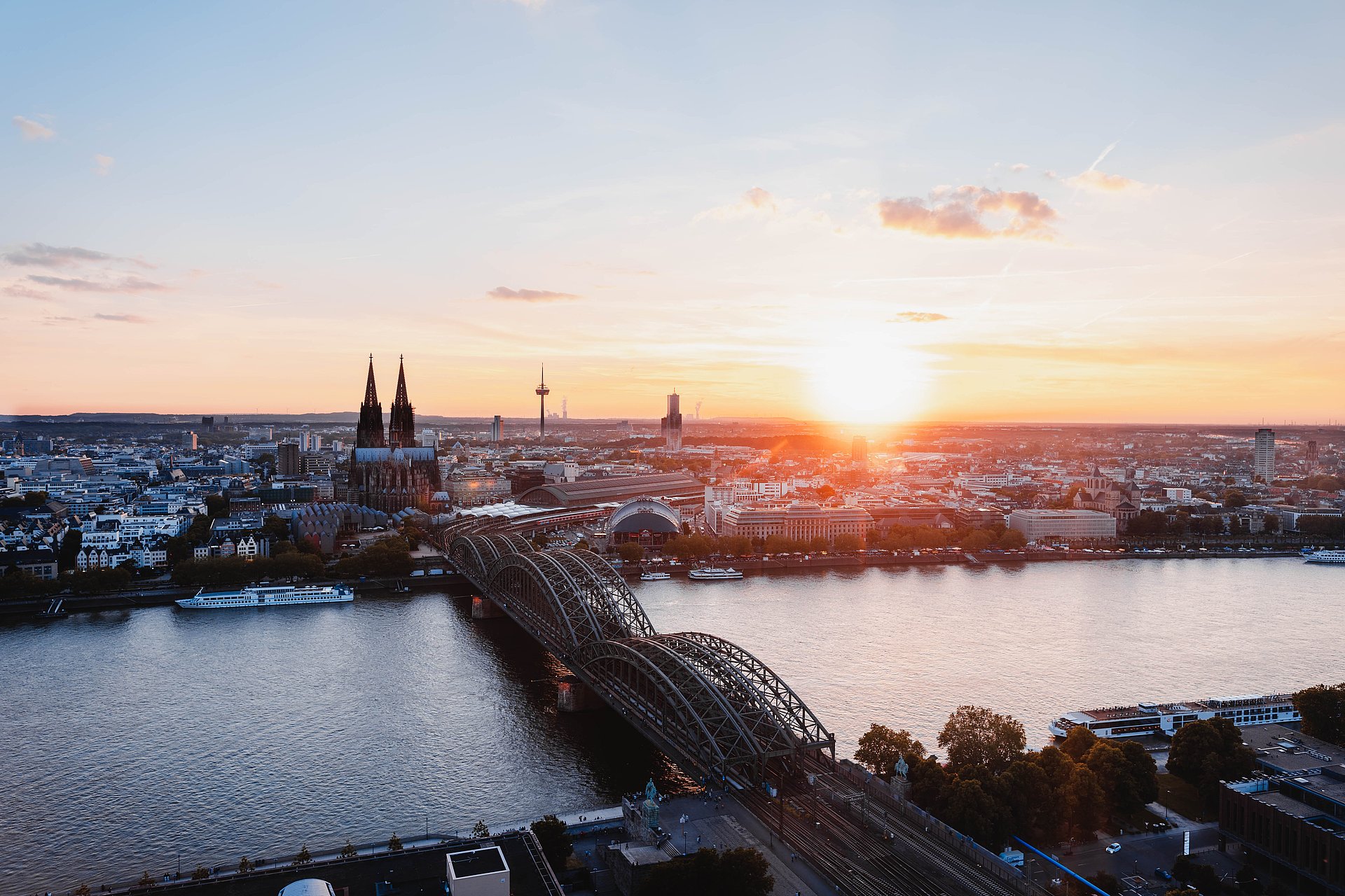Dom und Brücke bei Sonnenuntergang beim FSJ in Köln