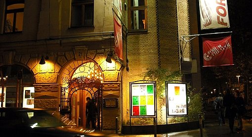 Theater und Café "Forum 3" bei Nacht beim FSJ in Stuttgart