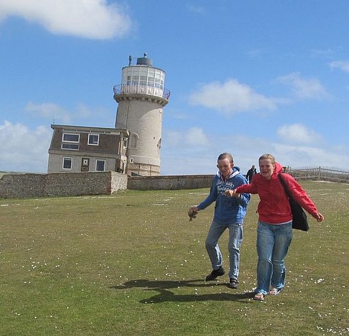 Auf der Wiese rennen mit Leuchtturm im Hintergrund beim FSJ Großbritannien