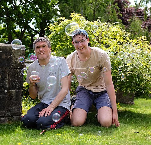 Im Garten mit Seifenblasen beim FSJ in Schottland