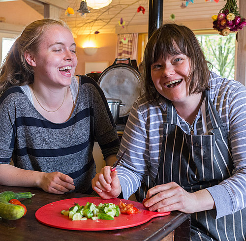 Kochen und gemeinsam lachen beim FSJ Sozialtherapie