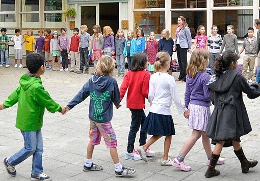 Kinder stehen im Kreis beim FSJ in Belgien
