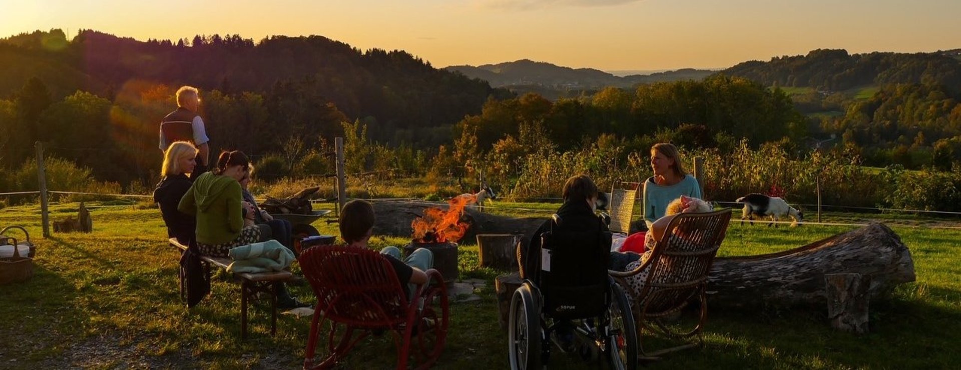 Am Feuer sitzen im FSJ Sozialtherapie im Camphill