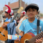 Pedagogía Waldorf Perú Niño con guitarra en Perú