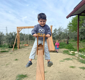 Pedagogía de emergencia Turquía Niño en un balancín