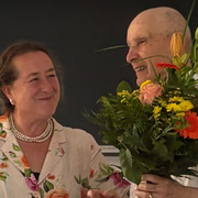 Dank für Engangement, Mann mit Blumenstrauß