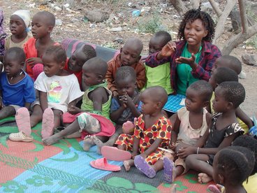 Spenden für Arbeit der Notfallpädagogik Kinder mit Notfallpädagogin in Kenia