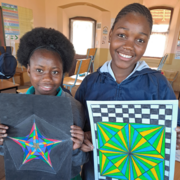 Schülerinnen der Hermanus Waldorfschool zeigen ihre gemalten Bilder