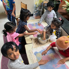 Waldorf Indien Mehrere Kinder malen an Tisch