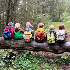 Pedagogía de emergencia en el valle del Ahr Niños sentados en un tronco de árbol