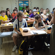 Schulalltag während Kriegszeiten in der Ukraine Eine Klasse mit Schülern