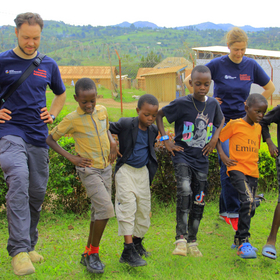 Educación de emergencia en Uganda Niños y monitores durante un taller de pedagogía de emergencia en Uganda