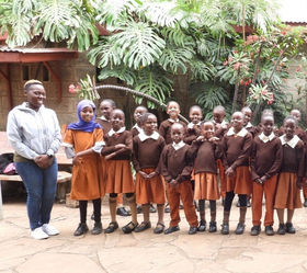 Waldorf Kenia Foto de clase con profesor y alumno keniatas