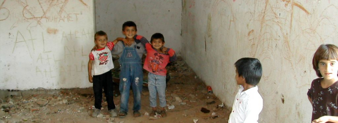 Roma-Kinder spielen in einer Ruine