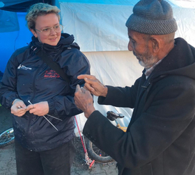 Emergency pedagogy Lebanon Young woman with glasses talks to older man
