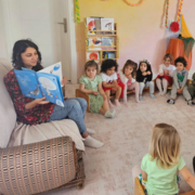 Pedagogía de Emergencia Una mujer lee un libro a los niños en el centro de protección infantil.