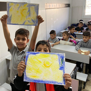 Notfallpädagogik Bethlehem Kinder halten gemaltes Bild hoch
