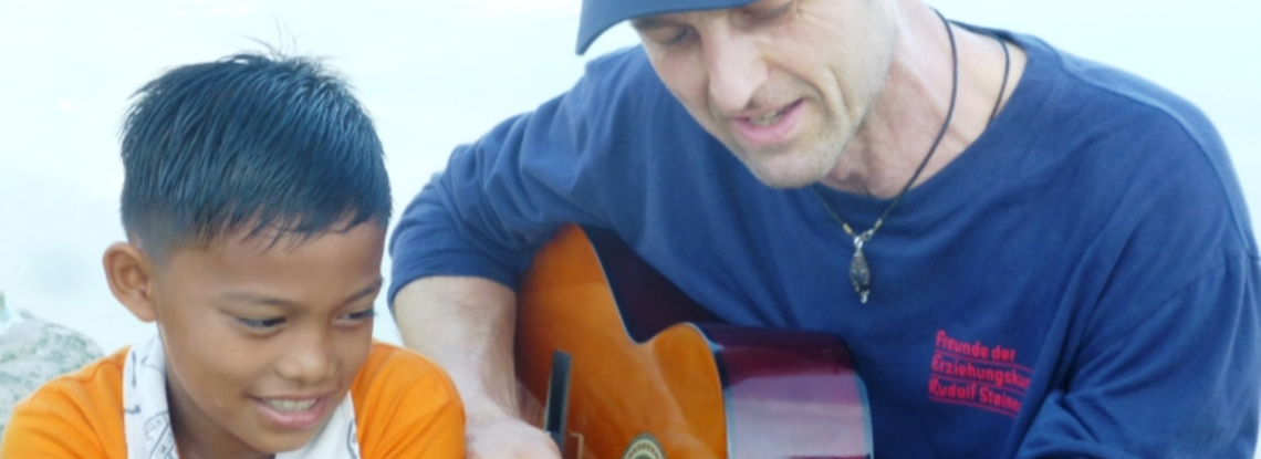 Musizieren mit einem Jungen