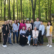 Partnerorganisationen Notfallpädagogik Ukraine Gruppenfoto von Mitarbeitenden der Partnerorganisationen in der Ukraine