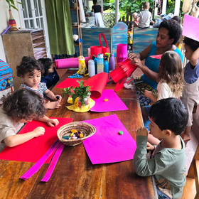 Waldorf Fiyi Niños y una educadora hacen manualidades juntos en Fiyi