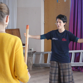 [Translate to English:] Frau mit gelbem Pulli und Frau mit blauen Pulli