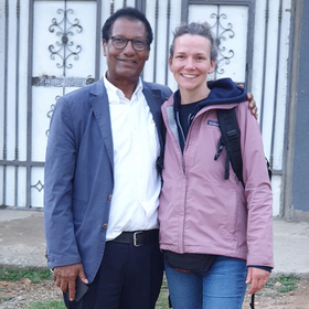 Fundador de la escuela Waldorf en Hawzien con la directora del proyecto.