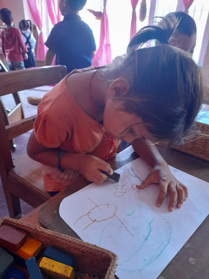 Waldorf Schule in Nepal Malendes Mädchen